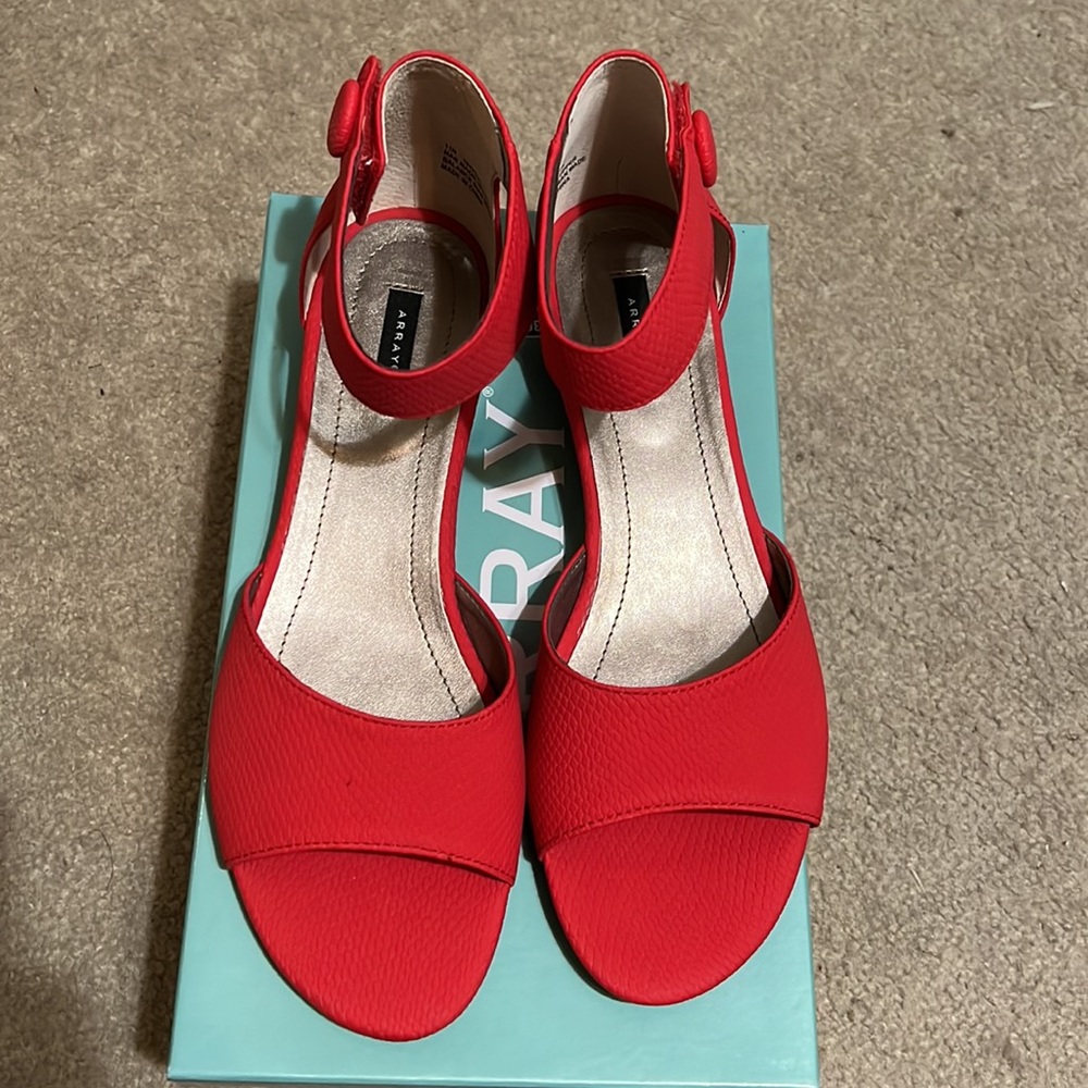 NEVER BEEN WORN!!! Red Array sandals, size 11 Narrow